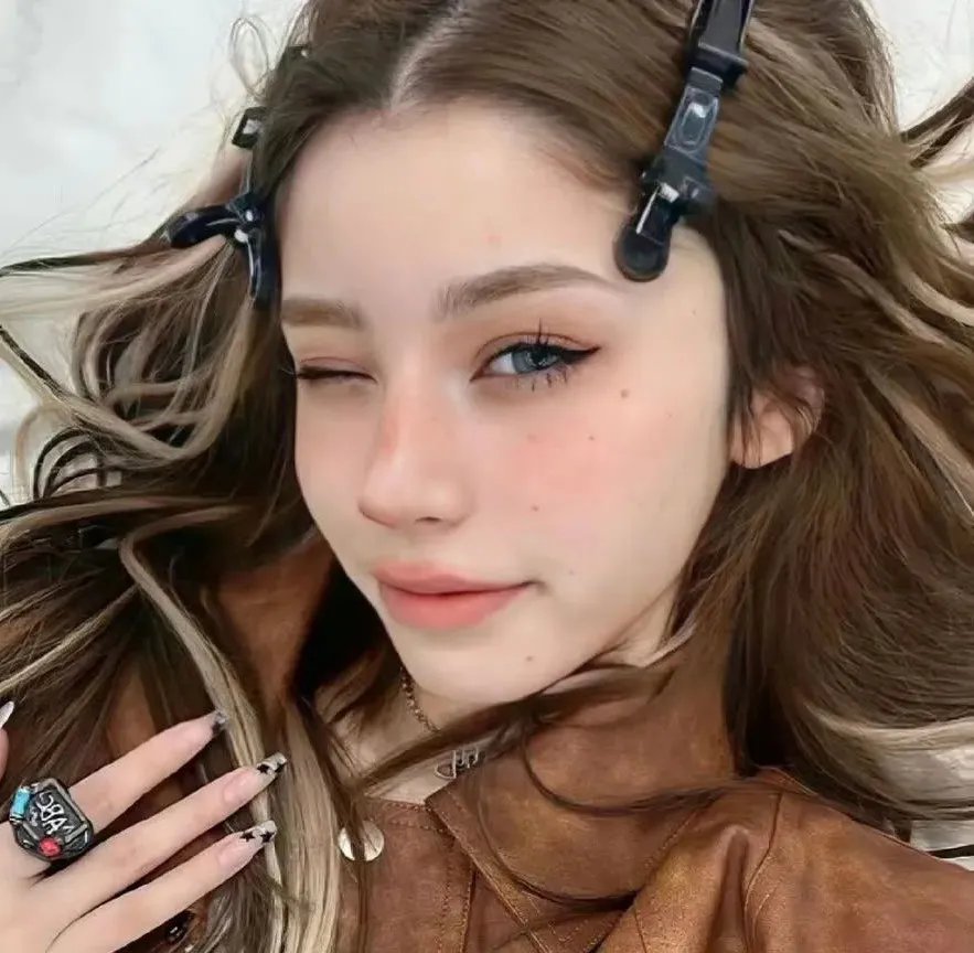 跳舞的红色公交